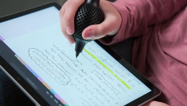 微软推出Surface Pen 3D打印笔握，帮助残障人士参与办公场景