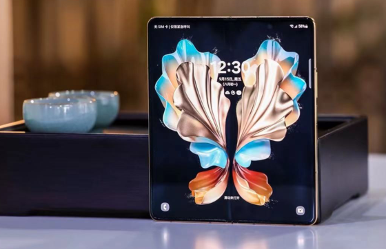 Lancement dun nouveau produit : le téléphone mobile à écran pliable Samsung W24 avec un cœur pour le monde fait ses débuts