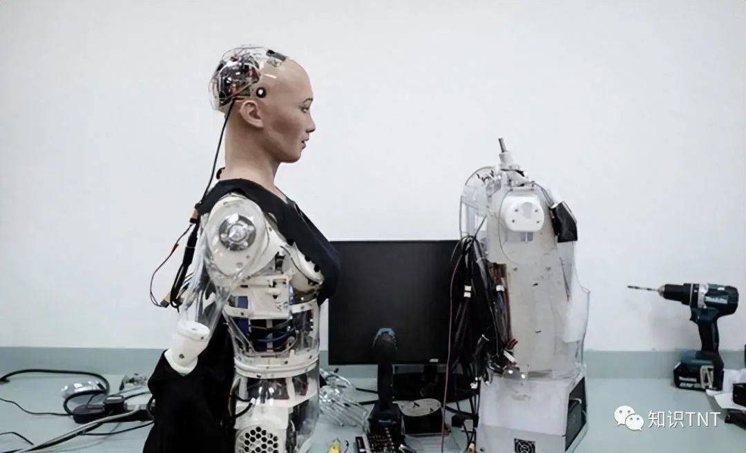 首位人形機器人展現真人情感，令人百思不得其解