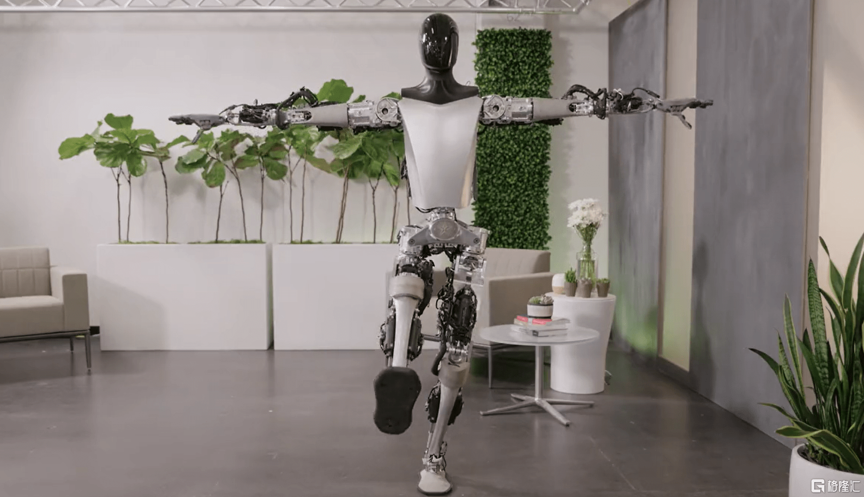 Visual classification, single leg yoga! Tesla humanoid robot shows off new skills, robot concept catches the wind