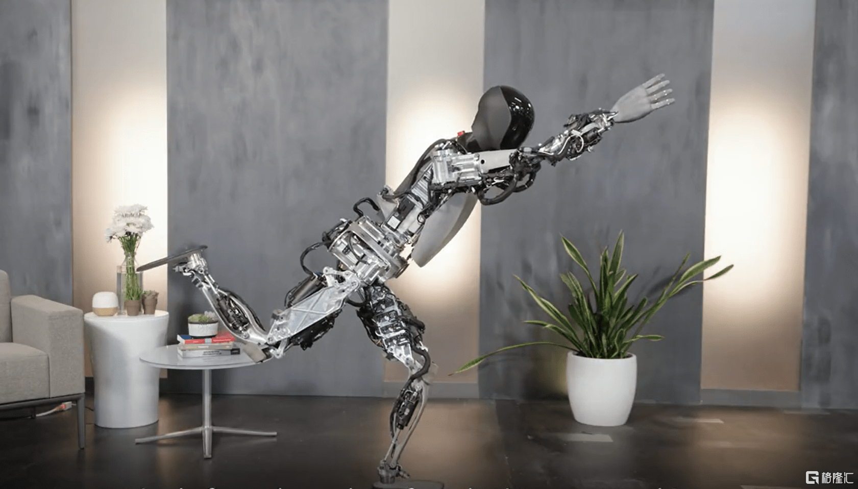 Visual classification, single leg yoga! Tesla humanoid robot shows off new skills, robot concept catches the wind