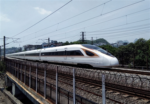 Highlights of new transportation along the southeast coast: The first train of the Guangzhou-Shantou High-speed Railway was successfully opened