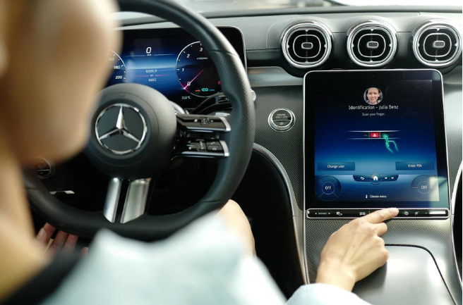 Le premier système de paiement embarqué de Mercedes-Benz : le capteur dempreintes digitales permet un paiement sûr et pratique