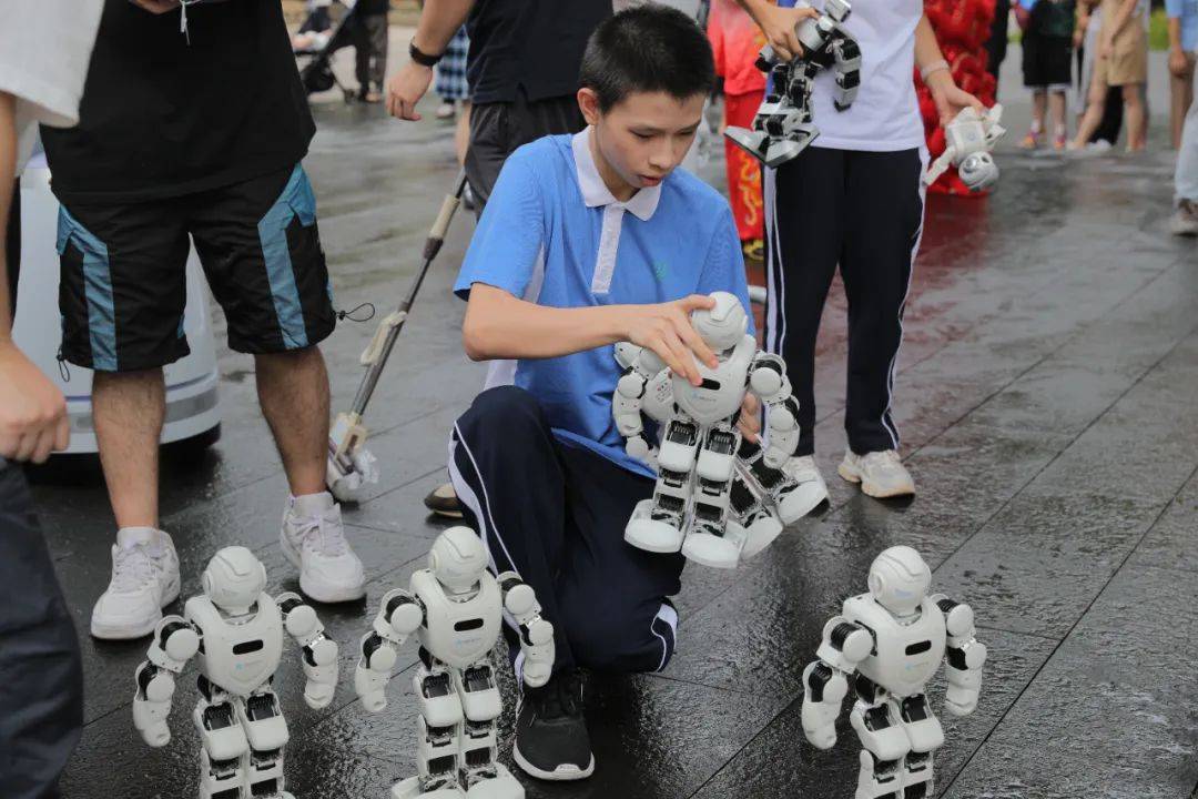 突然！深センの街路に大規模なロボット集団が出現…。