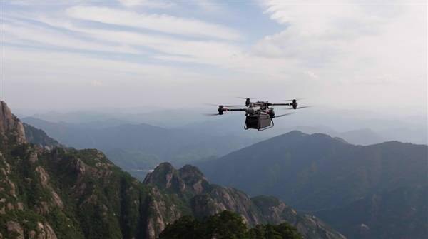 Kawasan Pergunungan Huangshan menghadapi kekurangan pengangkat gunung, dan ia menggunakan penyelesaian pengangkutan dron DJI untuk menyelesaikan masalah: volum pengangkutan harian maksimum melebihi 2,000 kilogram