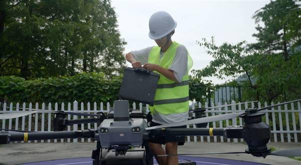 In der Bergregion Huangshan herrscht ein Mangel an Bergsteigern, und zur Lösung des Problems werden Drohnentransportlösungen von DJI eingesetzt: Das maximale tägliche Transportvolumen übersteigt 2.000 Kilogramm