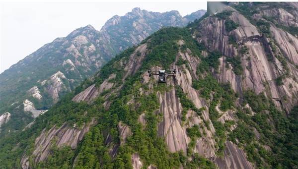 Kawasan Pergunungan Huangshan menghadapi kekurangan pengangkat gunung, dan ia menggunakan penyelesaian pengangkutan dron DJI untuk menyelesaikan masalah: volum pengangkutan harian maksimum melebihi 2,000 kilogram