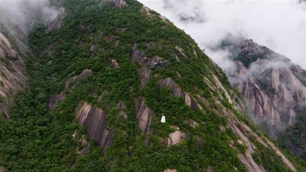 Kawasan Pergunungan Huangshan menghadapi kekurangan pengangkat gunung, dan ia menggunakan penyelesaian pengangkutan dron DJI untuk menyelesaikan masalah: volum pengangkutan harian maksimum melebihi 2,000 kilogram