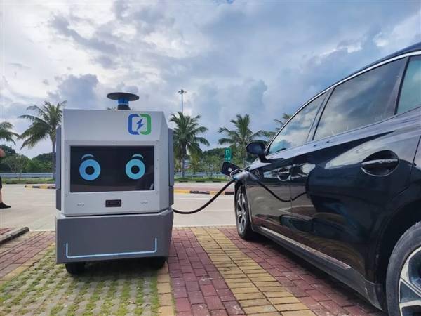 sangat comel! Robot pengecas mudah alih dilancarkan di kawasan perkhidmatan berkelajuan tinggi di Hainan: satu klik memanggil ke tempat letak kereta