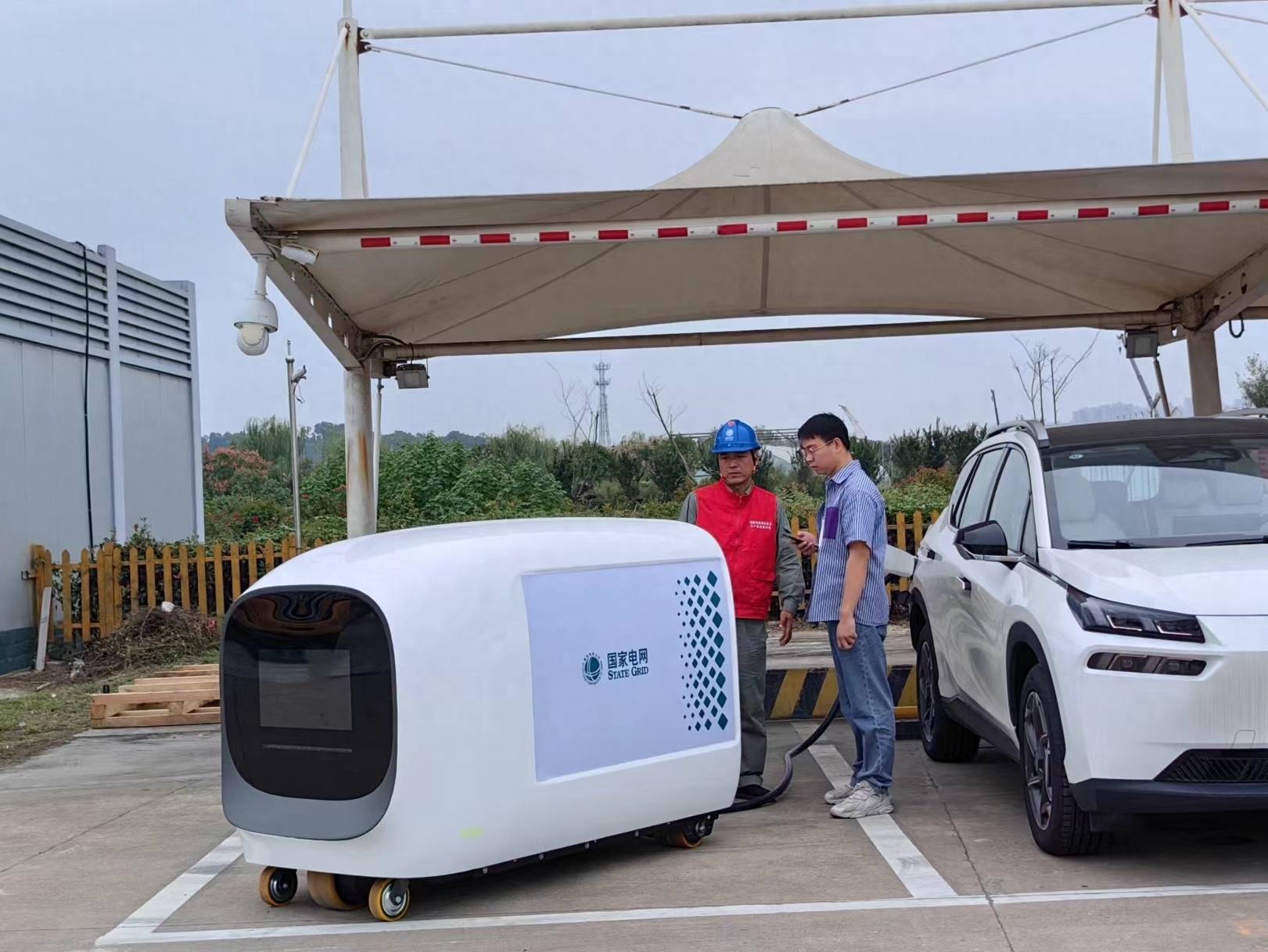 Hubei: Robot pengecas mudah alih pintar memastikan perjalanan hijau semasa cuti