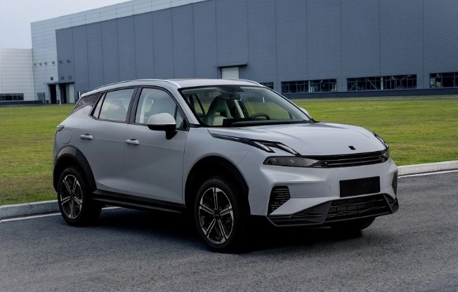 The interior of the car has a gray and white design with light green ambient lights. The interior of Lynk & Co’s new car is unique.