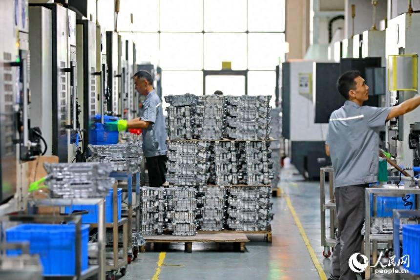 Jiangxi Xinfeng : les robots industriels aident les entreprises à améliorer la qualité et lefficacité