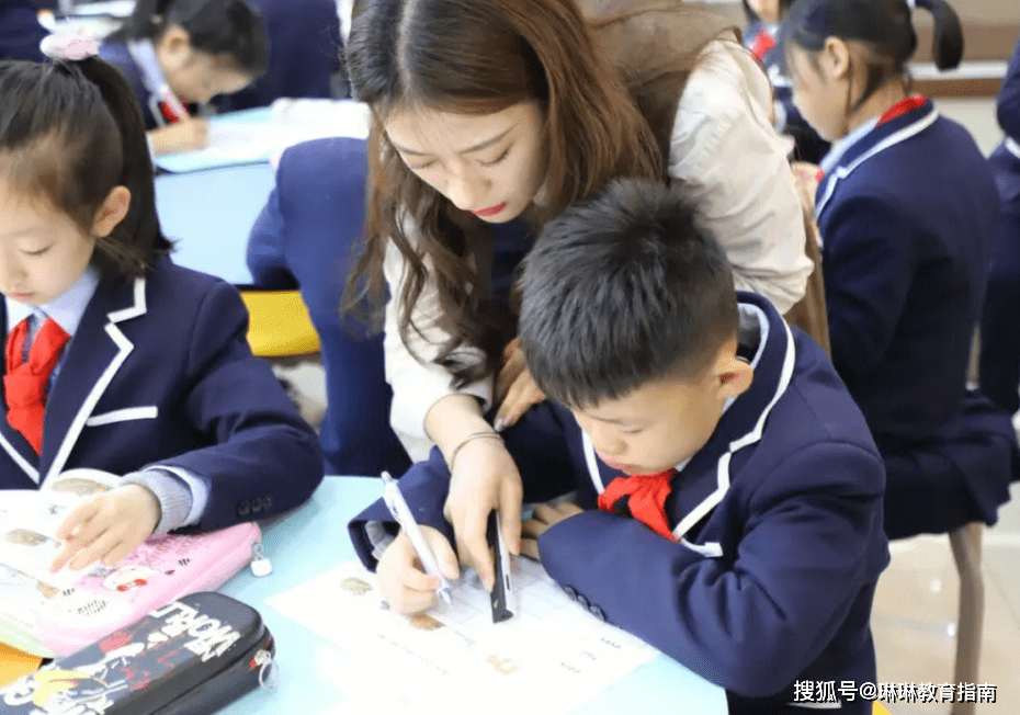 교육 분야는 변화를 맞이하고 있습니다. 인공 지능의 등장으로 전통적인 교사와 학습 방법이 사라질 것입니다.