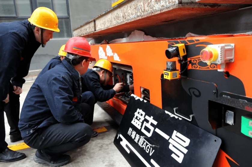 Chinas first bridge-type explosion-proof heavy-load handling robot Pangu No. 1 rolls off the assembly line in Xian