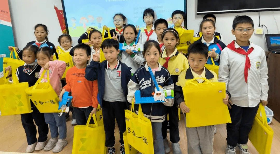 To improve childrens safety awareness, childrens artificial intelligence robot building and programming activities are held here in Baoshan