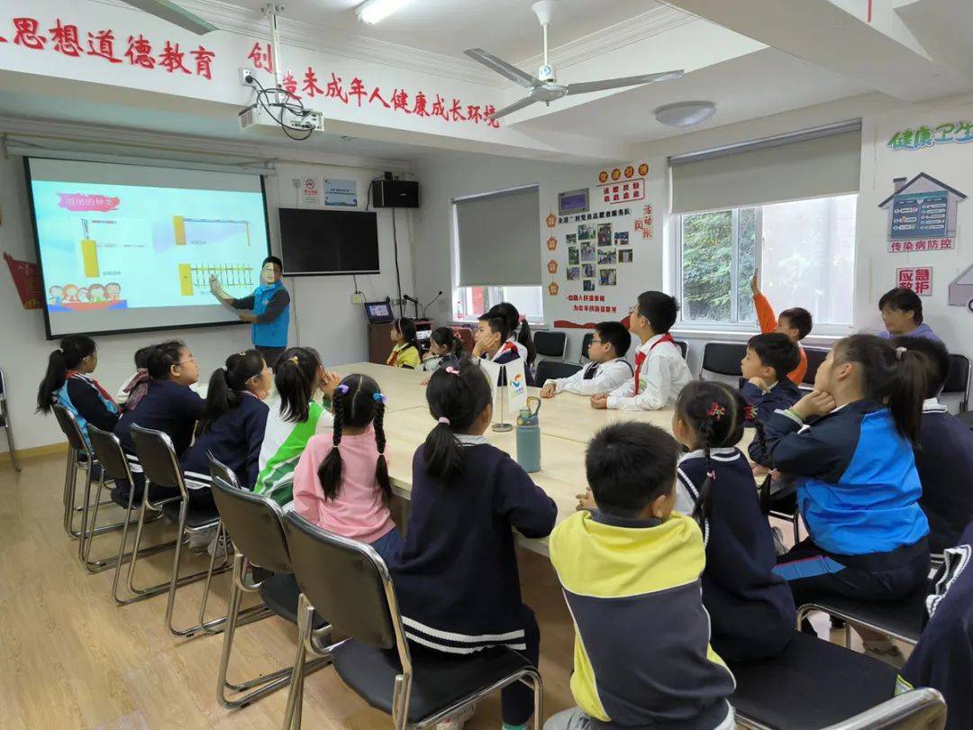 Um das Sicherheitsbewusstsein der Kinder zu stärken, werden hier in Baoshan Aktivitäten zum Bau und Programmieren von Robotern mit künstlicher Intelligenz für Kinder durchgeführt