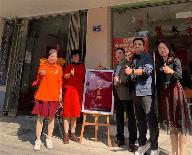 南京首家机器人餐厅盛大开业 香小锅引领智能餐饮新时代