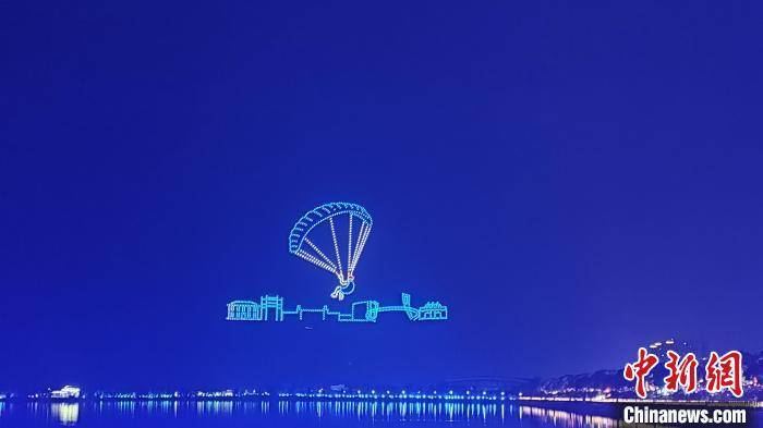 江西省の公清城上空で数千機のドローンが光のショーを披露
