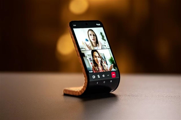 Motorola’s flexible screen mobile phone makes exclusive appearance at Lenovo Innovation and Technology Conference