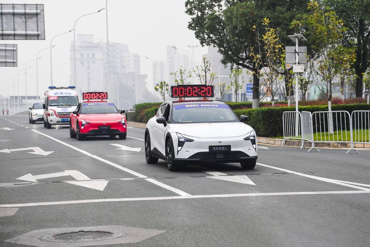 Der KI-Autoroboter Jiyue 01 debütierte beim Optics Valley Marathon und verlieh Sportveranstaltungen technologische Kraft