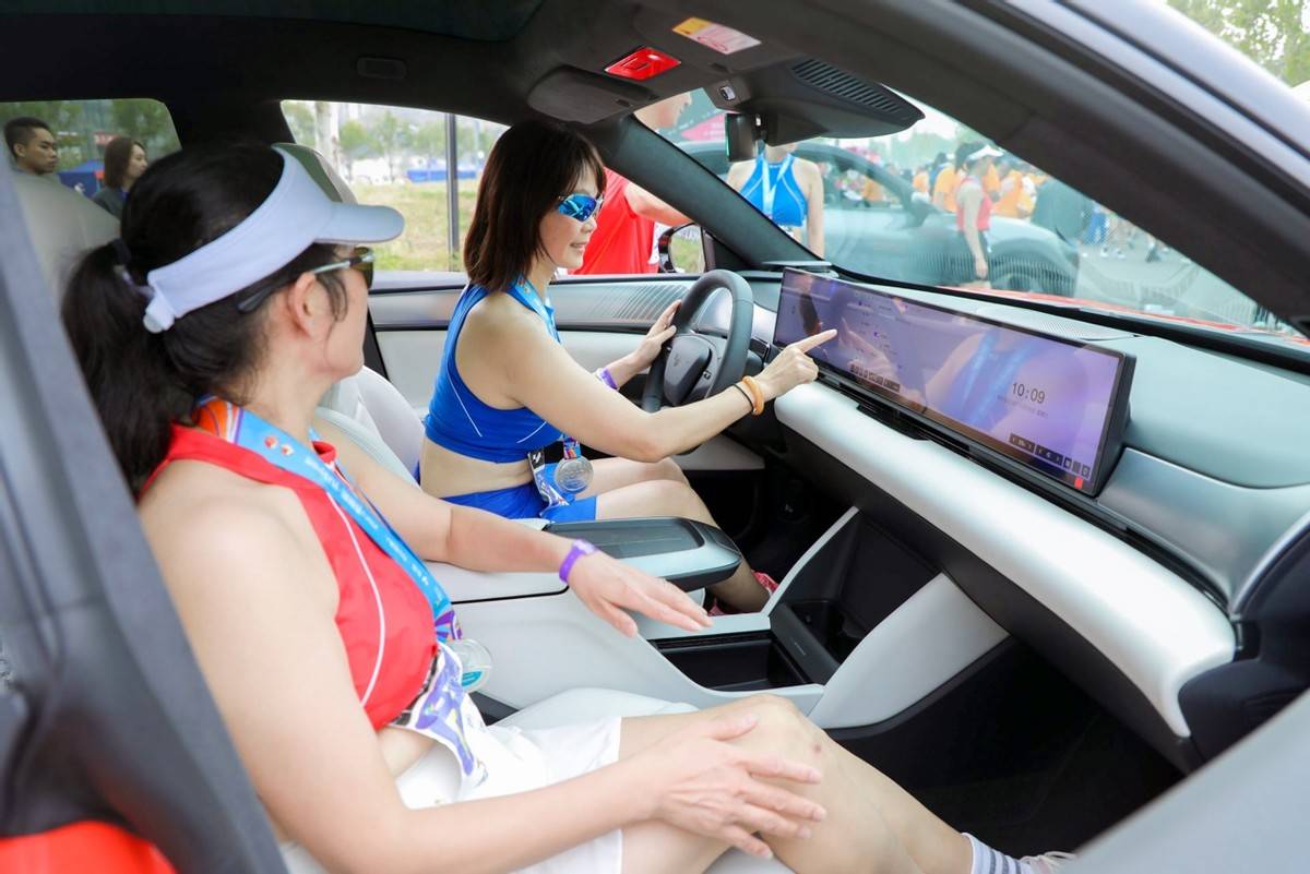 AI car robot Jiyue 01 debuted at Optics Valley Marathon, injecting technological power into sports events