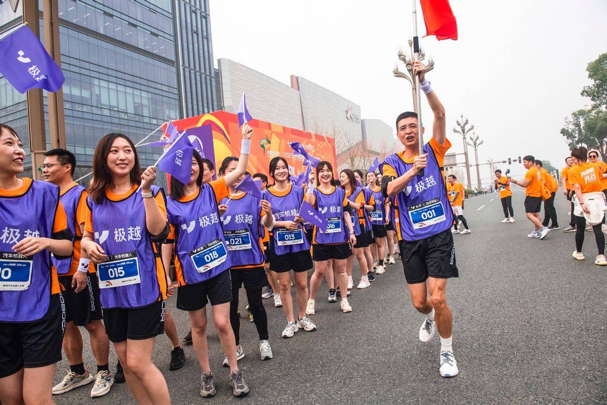 Der KI-Autoroboter Jiyue 01 debütierte beim Optics Valley Marathon und verlieh Sportveranstaltungen technologische Kraft