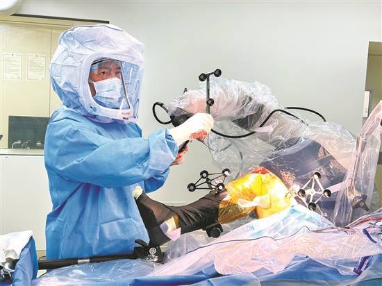 MAKO robot assists in unicondylar replacement surgery