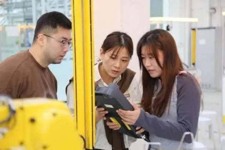 What achievements have the Putuo District science and technology counselors achieved in the fields of 3D printing, robots, drones, etc.?