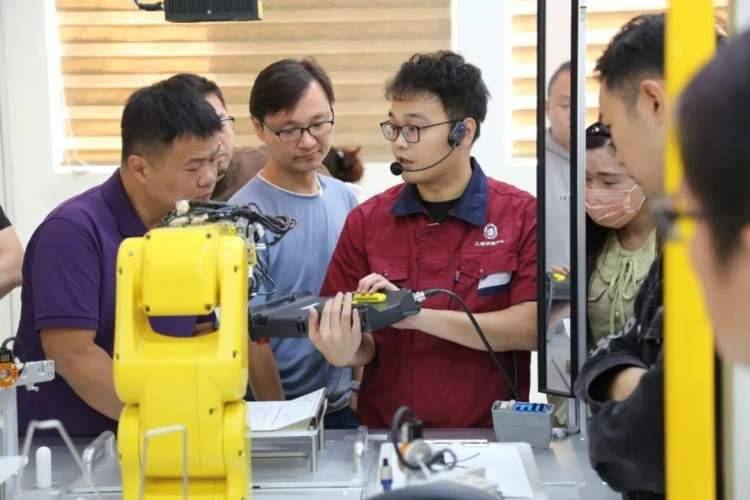 Apakah pencapaian yang telah dicapai oleh kaunselor sains dan teknologi Daerah Putuo dalam bidang percetakan 3D, robot, dron, dsb.?