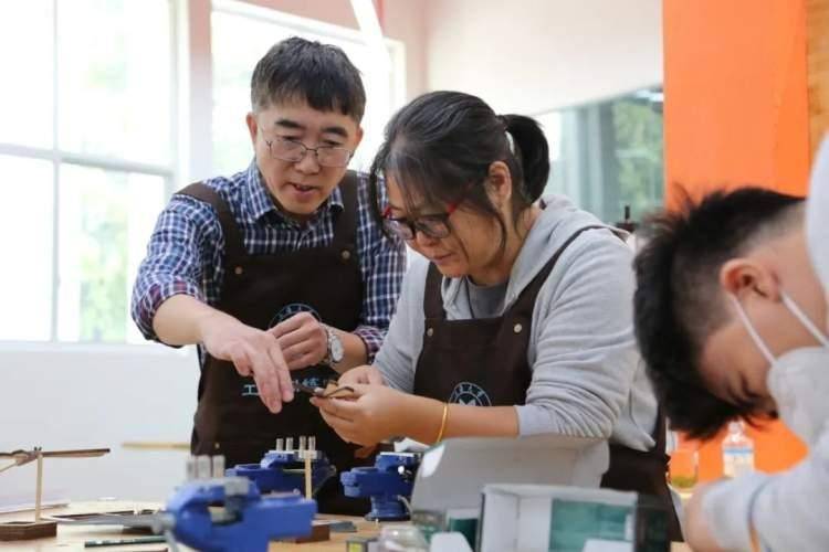 What achievements have the Putuo District science and technology counselors achieved in the fields of 3D printing, robots, drones, etc.?