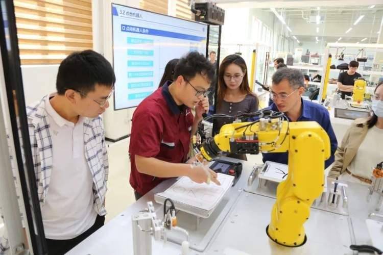 What achievements have the Putuo District science and technology counselors achieved in the fields of 3D printing, robots, drones, etc.?