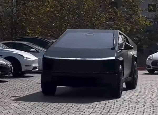 Tesla Cybertruck will soon be delivered in black matte version, the model exudes unique charm