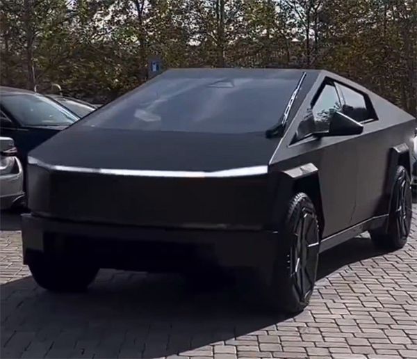 Tesla Cybertruck sera bientôt livré en version noir mat, le modèle dégage un charme unique