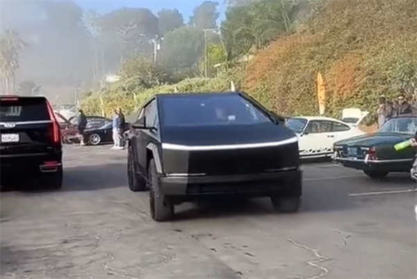 Tesla Cybertruck sera bientôt livré en version noir mat, le modèle dégage un charme unique