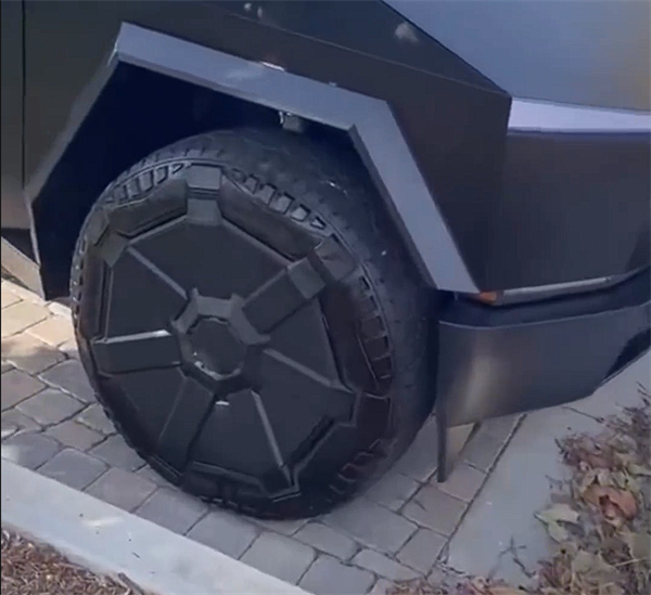 Tesla Cybertruck will soon be delivered in black matte version, the model exudes unique charm