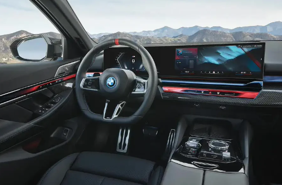 Nouvelle tendance en matière de conduite : la version britannique de Highway Assistant de BMW est sur le point de faire ses débuts, avec un volant sans poignée qui ouvre l'avenir du voyage