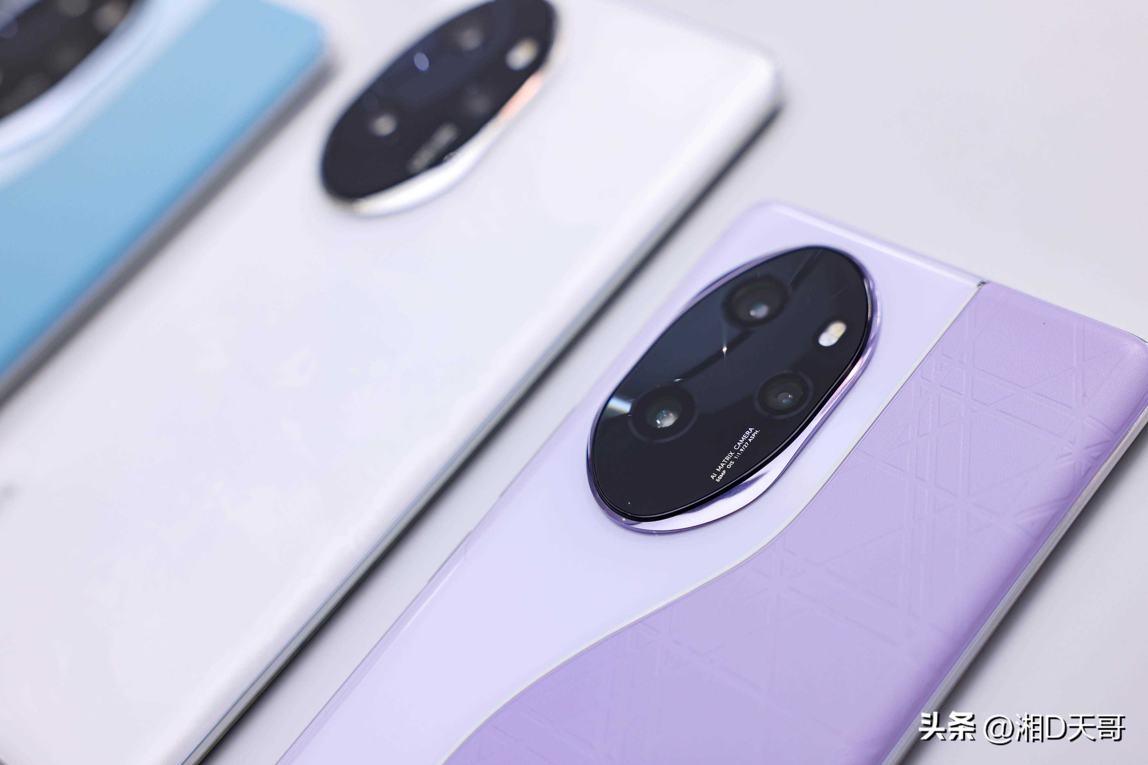 What colors are available for Honor 100? Does the real phone look good?