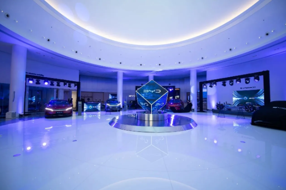 BYD präsentiert NEXAN-Modelle und sein Showroom in Dubai schafft die Schönheit einer Verschmelzung von Technologie und Kunst