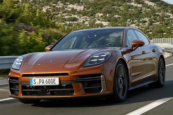 Die mobile App des Porsche Panamera „steuert“ die Federung und zeigt eine flexible „Tanz“-Haltung