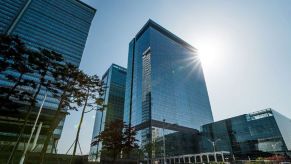 三星电子持续实行双 CEO 制度，并设立未来业务规划团队以开拓新业务领域