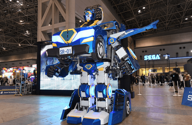 Célébration du jeu darcade à Tokyo : un robot géant transformateur de voiture fait des débuts époustouflants