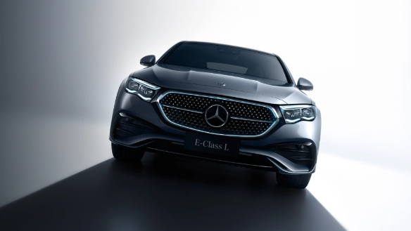 Die Langversion der Mercedes-Benz E-Klasse wird am 14. Dezember mit einem aktualisierten Außendesign auf den Markt kommen.