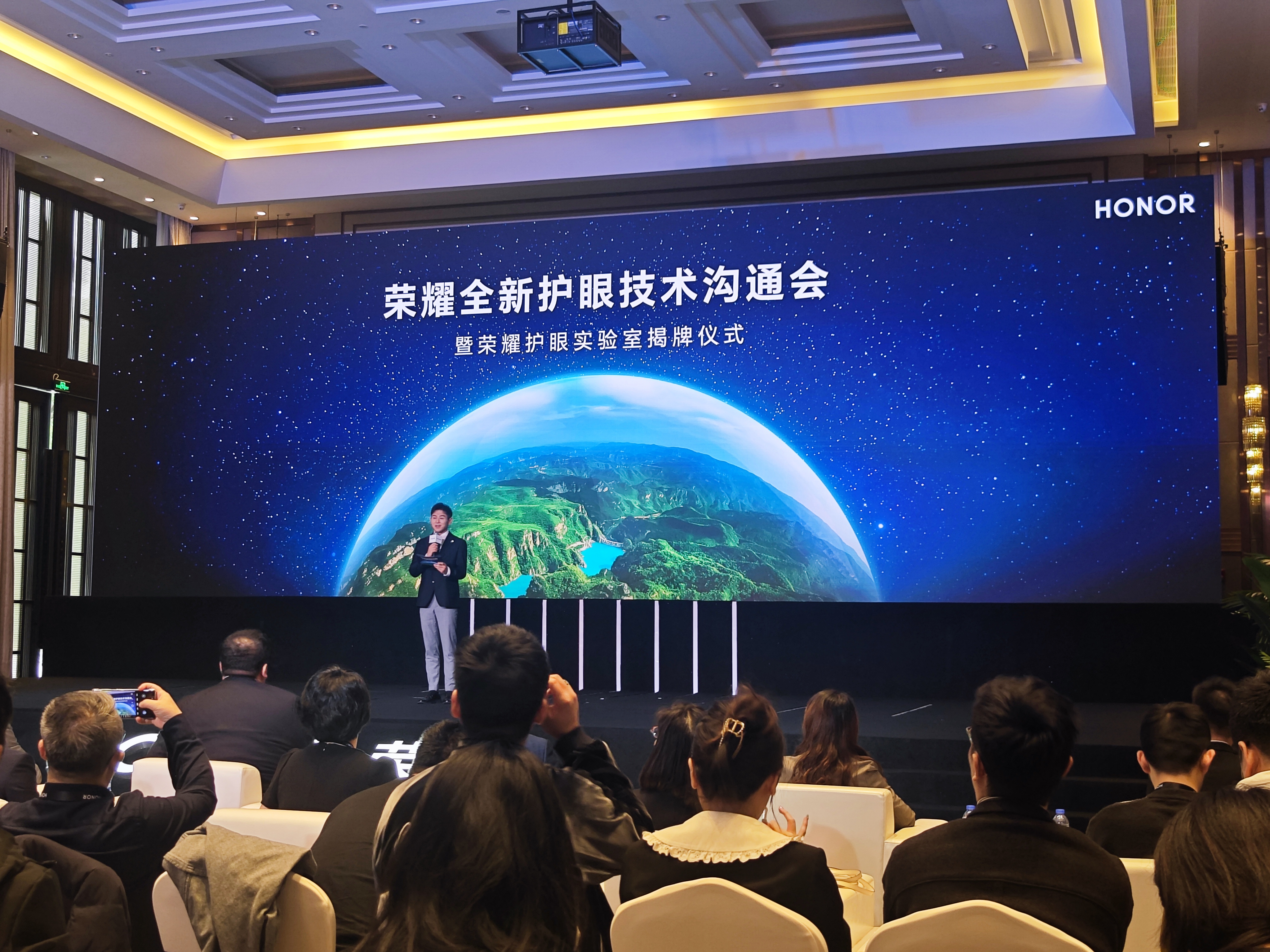 荣耀新设绿洲护眼实验室,致力于借助技术构建产品的防护墙