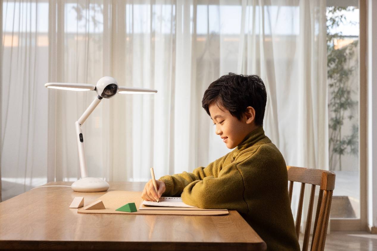 SenseTime lance la lampe de bureau intelligente « Yuanluobo Light Wing Lamp », leader de lère de la lampe de bureau intelligente 3.0