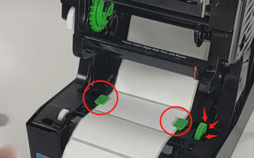 TSC プリンタに用紙を正しく取り付ける方法