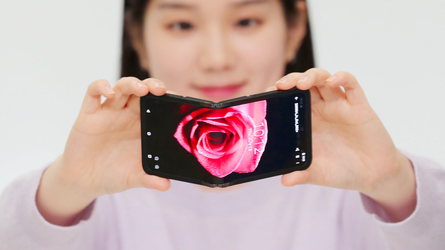 三星推出多種 OLED 屏幕，包括雙向折疊屏、可卷曲車載屏幕和超薄筆記本屏幕