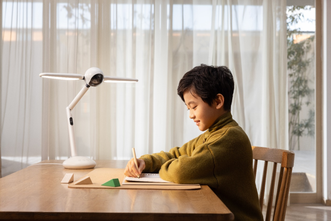 「Yuanluo White Light Wing Lamp」は子供たちの健全な学習をサポートし、AI + 目の保護ランプが新しい時代をリードします