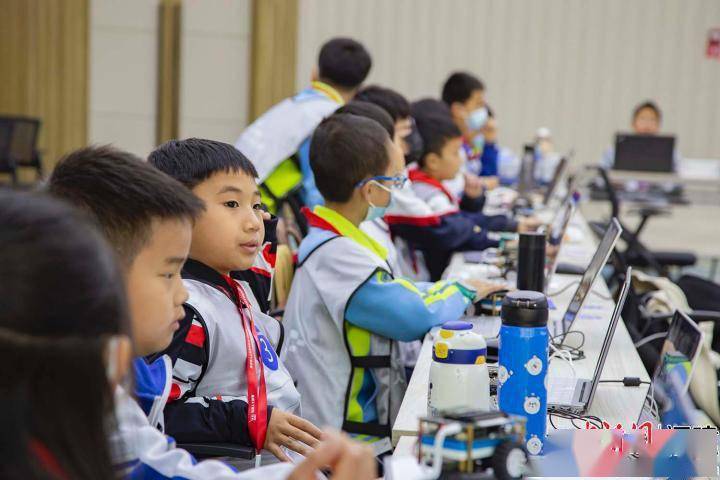 The Zhangzhou Development Zone Primary and Secondary School Maker Competition and the Artificial Intelligence and Robot Challenge were successfully held