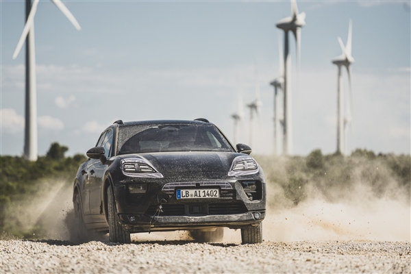 保时捷Macan EV亮点揭秘:800V体系+22分钟快速充电80%,驾驶乐趣全新体验