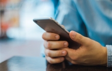 中国去年最受欢迎的手机是iPhone，平均售价超过7000元，华耀OV米紧追其后